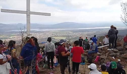 Tradicional ascenso y peregrinación para colocar las cruces, desde la cima del cerro “Del Capulín” – 2024